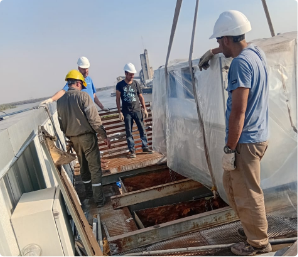 Equipo técnico trabajando en Cinemark Santa Fe